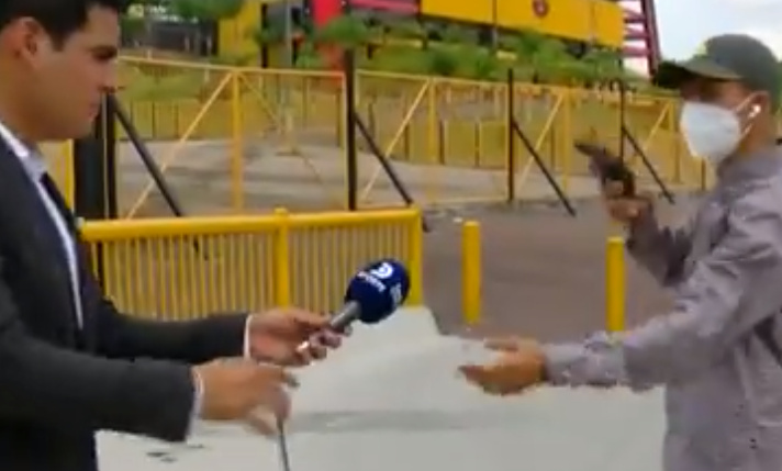 PLJAČKA UŽIVO Napadač novinaru i snimatelju uperio pištolj u glavu usred prenosa (VIDEO)