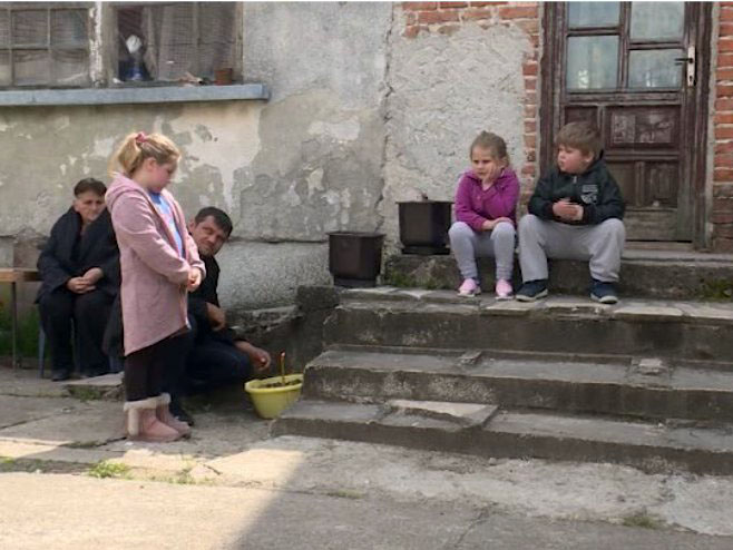 MALIŠANI OSTALI BEZ MAJKE Porodica Kokić praznike dočekuje u novom domu, pomoć im stiže i iz Australije (VIDEO)