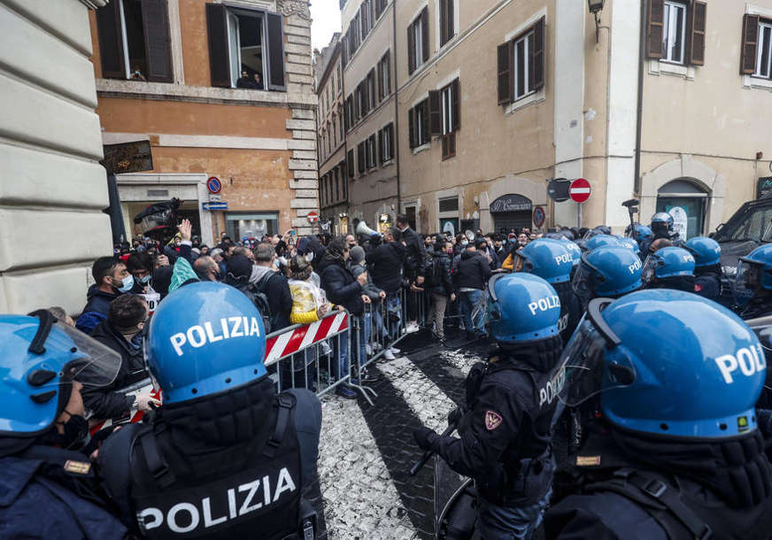 SUKOBI POLICIJE I DEMONSTRANATA Protesti u Rimu zbog neprestanih restriktivnih mjera