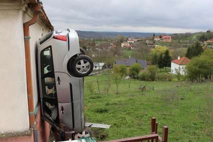 Svi se pitaju KAKO JE OVO MOGUĆE: Vozač sletio s puta, pa se zakucao u kuću, ali vertikalno (FOTO)