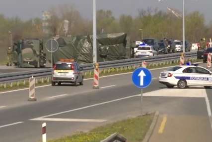 POVRIJEĐENA JEDNA OSOBA Vojni kamion sletio s puta, ispale rakete, saobraćaj blokiran kod Ostružnice