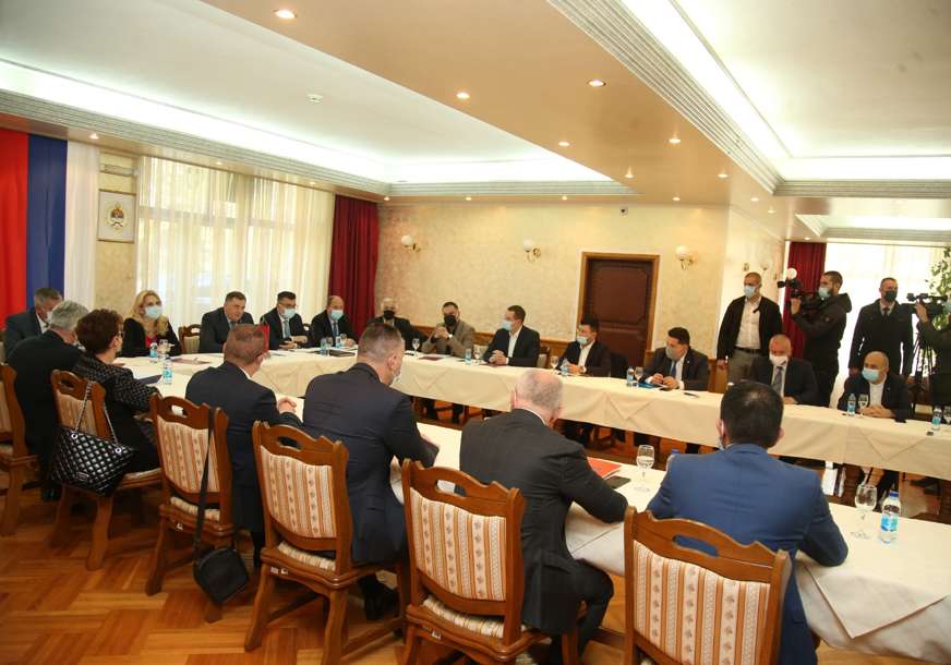 DELEGACIJA SNSD NAJBROJNIJA Na Mrakovici počeo sastanak vladajuće koalicije u Republici Srpskoj (FOTO)