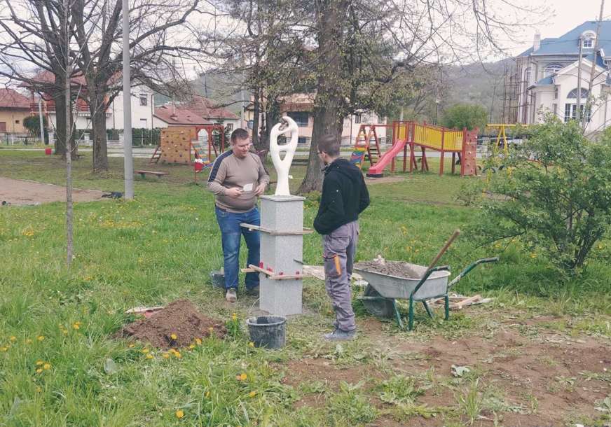 Skulpture Bojana Mikulića zamijenile hrpe smeća: „Lečenje prostora“ zagađenog sitnim deponijama