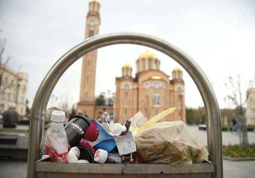 Umjesto cvijeća, prošlo proljeće obilježilo je smeće: Prije samo godinu dana Banjaluka se gušila u otpadu (FOTO)