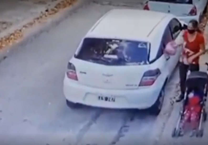 Šetala je sa bebom, a onda je uradila nešto SRAMOTNO I RAZBJESNILA SVE (VIDEO)