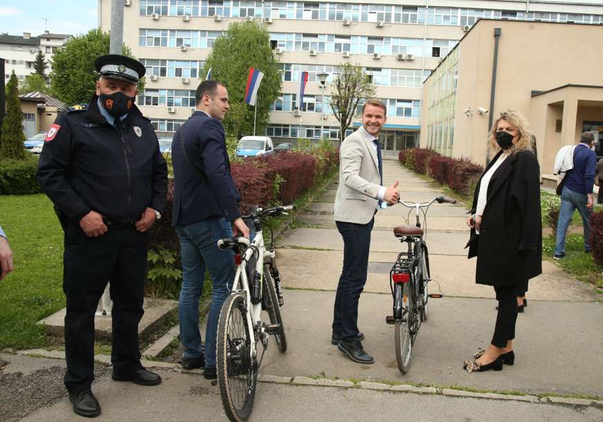 Biciklom na saslušanje: Stanivuković u pratnji saradnika došao u Policijsku upravu Banjaluka (FOTO)