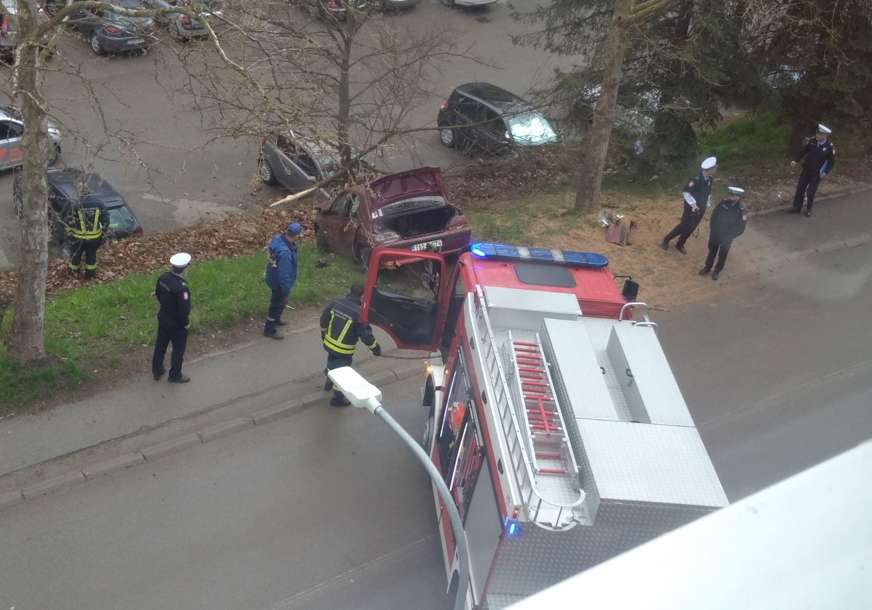 SLETIO S PUTA U nesreći u Banjaluci povrijeđen vozač "pežoa" (FOTO)
