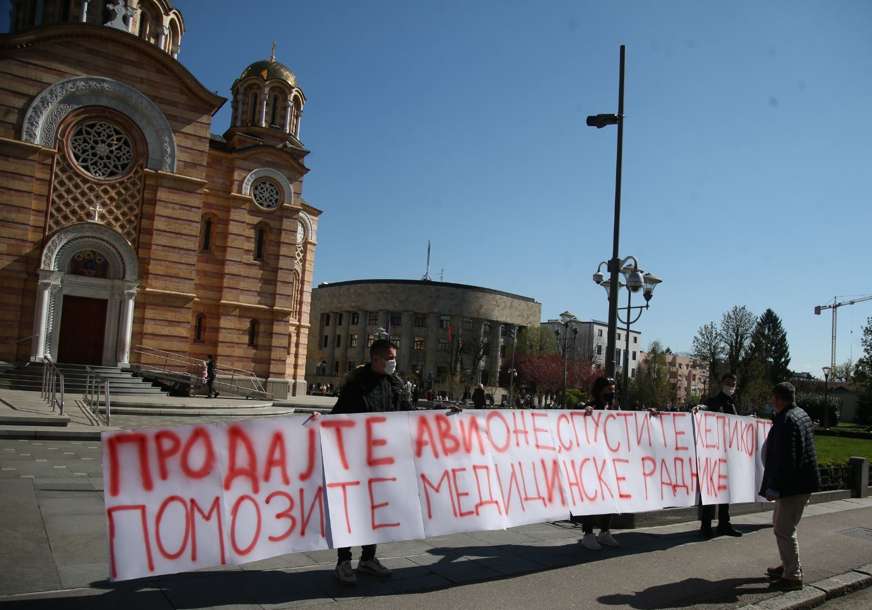 Mladi PDP pružili podršku Stanivukoviću “Prodajte avione, spustite helikoptere, pomozite medicinske radnike” (FOTO)