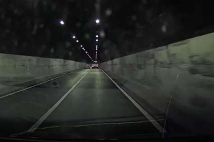 Opasna vožnja kod Jablanice: Nesavjesni vozač preticao u tunelu (VIDEO)