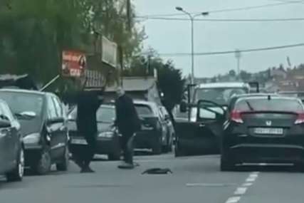 Sijevale stolice i palice: Četvorica muškaraca se žestoko obračunala nasred ulice (VIDEO)