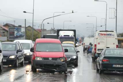 Udes na auto-putu kod Sarajeva: Jedno povrijeđeno, saobraćaj obustavljen
