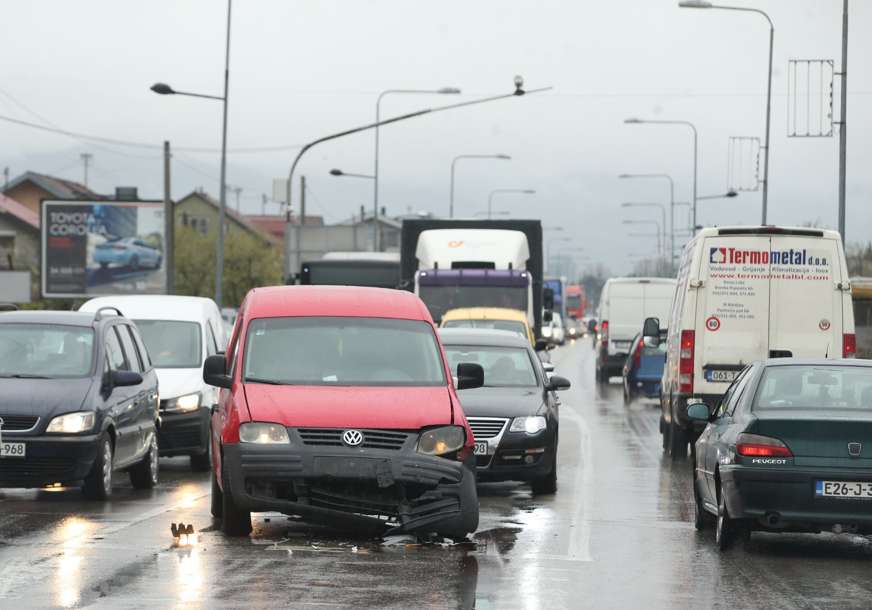 Udes na auto-putu kod Sarajeva: Jedno povrijeđeno, saobraćaj obustavljen