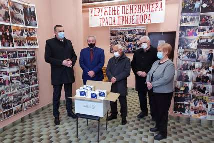 “Skromni doprinos” Pavlović uručio 10.000 zaštitnih maski prijedorskom Udruženju penzionera