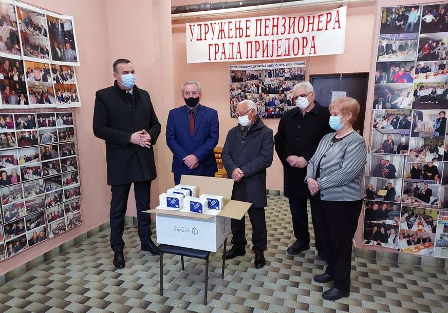 “Skromni doprinos” Pavlović uručio 10.000 zaštitnih maski prijedorskom Udruženju penzionera