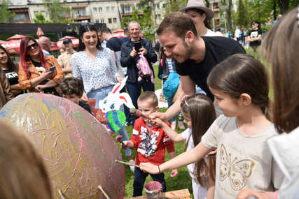 Kreativnost i tradicija: Mališani farbali jaja u Parku „Petar Kočić“