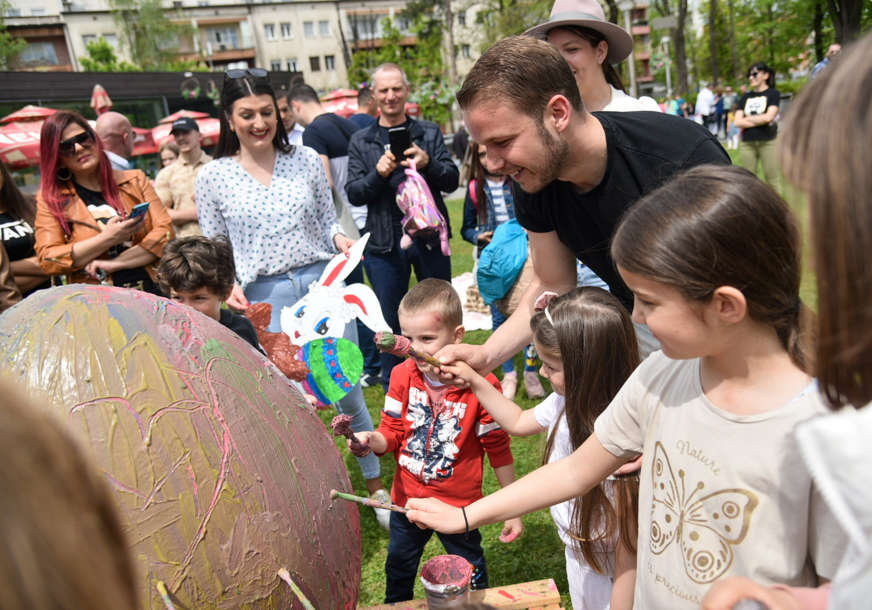Kreativnost i tradicija: Mališani farbali jaja u Parku „Petar Kočić“