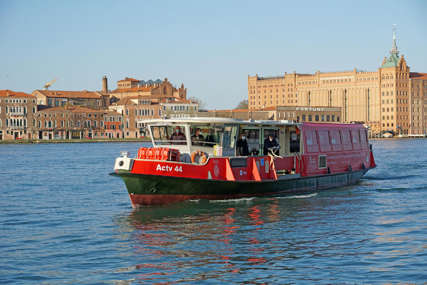 ZA STARIJE OSOBE U Veneciji počela vakcinacija na taksi čamcima
