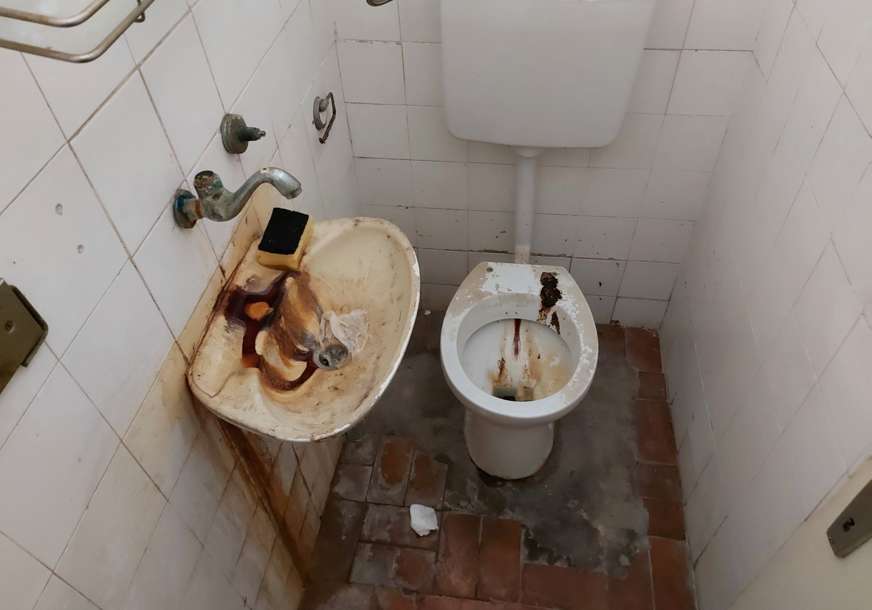 "Hvale se uloženim milijardama" Begić objavio fotografije zapuštenog toaleta, tvrdi da su iz Doma zdravlja (FOTO)