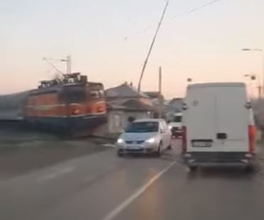 OSTAO U KVARU Voz se zaustavio ispred rampe u Zalužanima (VIDEO)