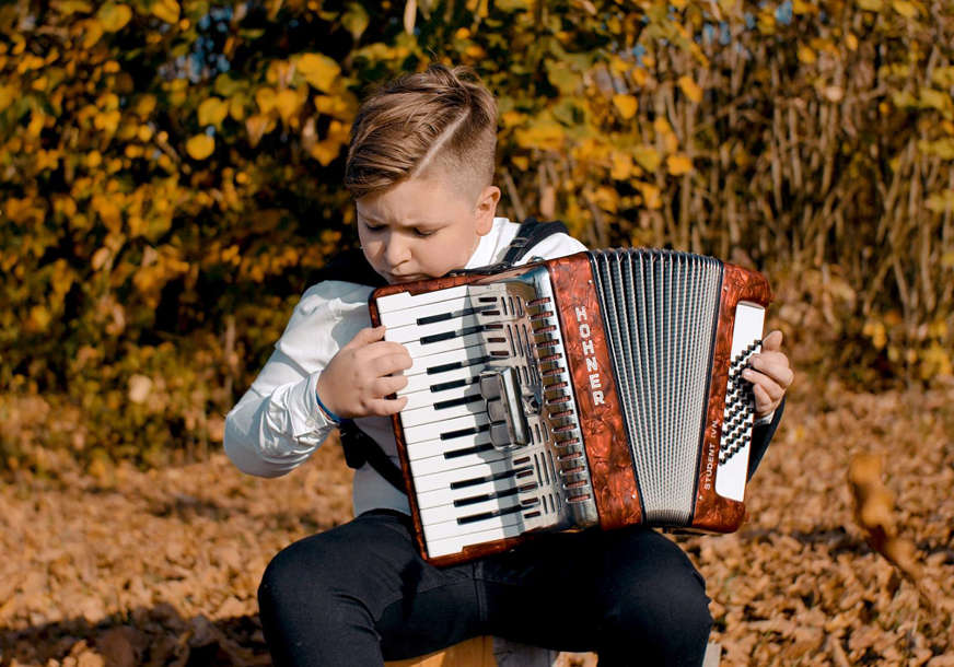 Mladi virtuoz na harmonici: Đorđe iz Bijeljine ima samo 11 godina i 84 osvojene nagrade
