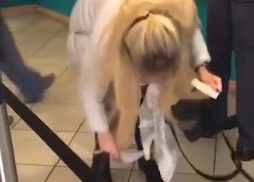 KAKVA BRUKA Žena krenula da podigne novac, pa shvatila da joj je pred svima pao donji veš (VIDEO)