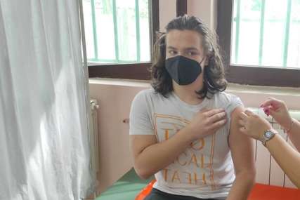 “Ovo je naša najbolja odluka ikada” Čim je napunio 16 godina Adrijan se sam prijavio za vakcinaciju (FOTO)