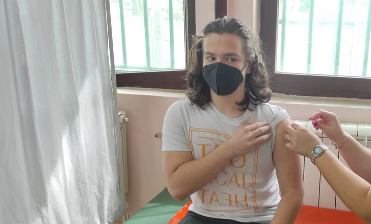 “Ovo je naša najbolja odluka ikada” Čim je napunio 16 godina Adrijan se sam prijavio za vakcinaciju (FOTO)