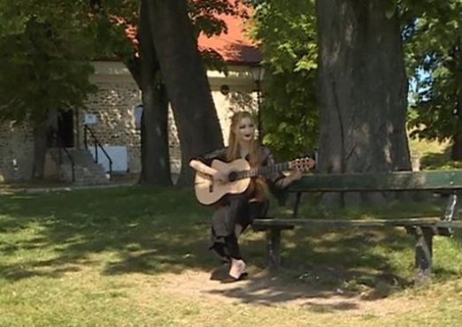 Talentovana Banjalučanka pjeva na 44 jezika i svira nekoliko instrumenata (VIDEO)