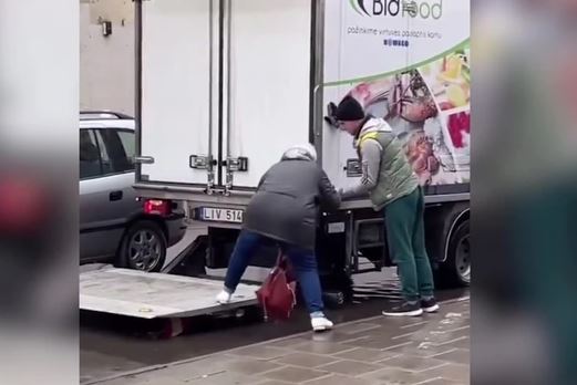 KAMIONDŽIJA HEROJ Tokom velikog nevremena pomogao je baki na ulici (VIDEO)