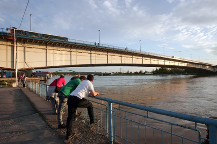 ISJEKAO VENE I PRIJETIO SAMOUBISTVOM Muškarac htio da skoči u rijeku na Brankovom mostu u Beogradu