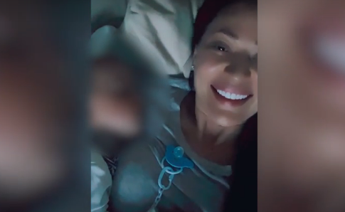 Ceca uspavala unuka: Na grudima drži cuclu, Željko joj spava u naručju (VIDEO)