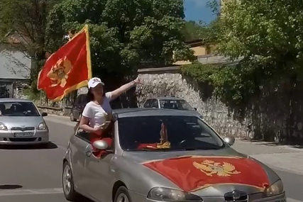Crna Gora slavi dan nezavisnosti: Državni vrh bez Mila razgledao naoružanje, ore se pjesme ulicama Cetinja (VIDEO)