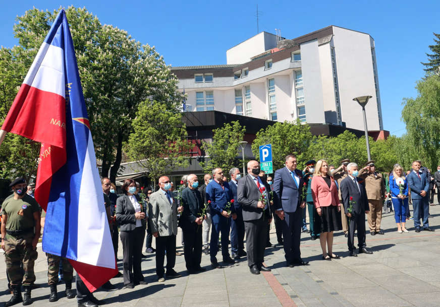 Najviši zvaničnici Srpske položili vijence na Spomenik palim borcima NOR (FOTO)