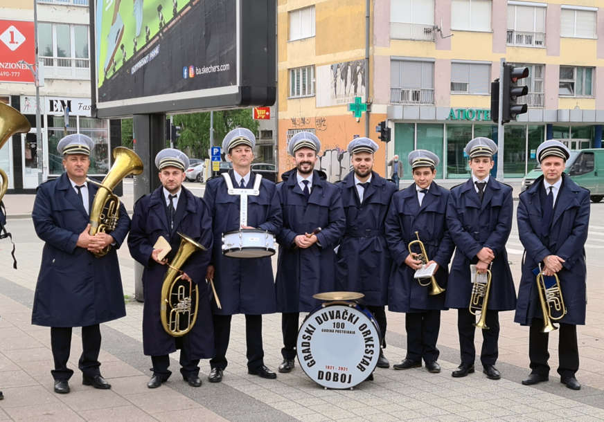U Doboju obilježen Međunarodni praznik rada: Prvomajski uranak uz zvuke duvačkog orkestra (FOTO)