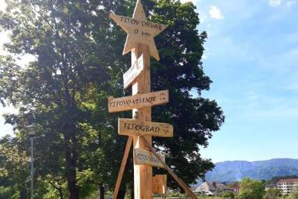 "Drvar je početna tačka“ Postavljen putokaz sa nazivima Titovih gradova u Jugoslaviji