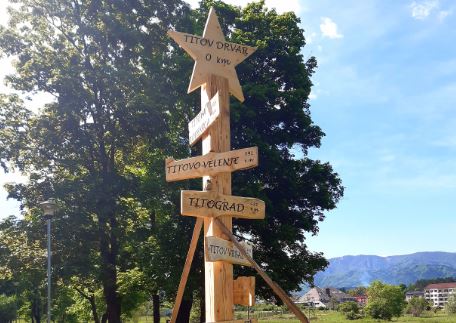 "Drvar je početna tačka“ Postavljen putokaz sa nazivima Titovih gradova u Jugoslaviji