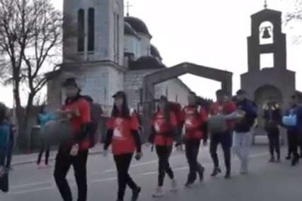 Moliće se za Јovana (17) na svom putu: Hodočasnici u humanitarnoj akciji krenuli sa Sokoca ka Ostrogu (VIDEO)