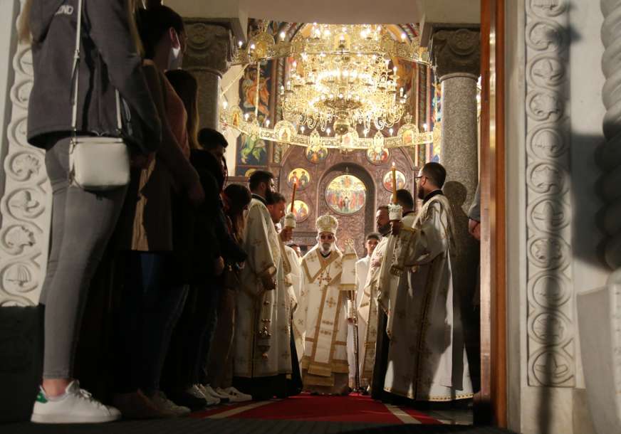 “Molimo se za sav naš narod” Vladika Jefrem čestitao pravoslavnim vjernicima Vaskrs (FOTO)
