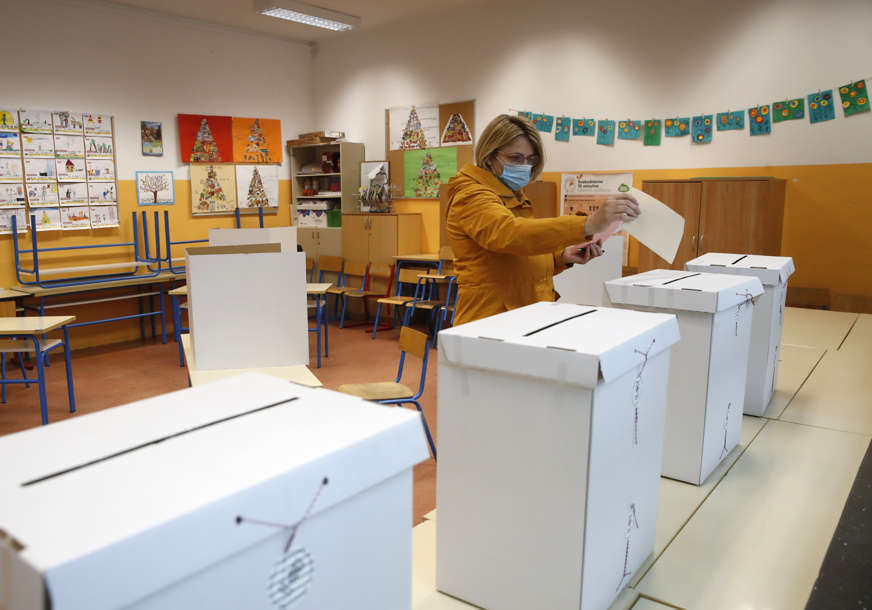 ZATVORENA BIRALIŠTA U HRVATSKOJ Oko ponoći prvi rezultati lokalnih izbora