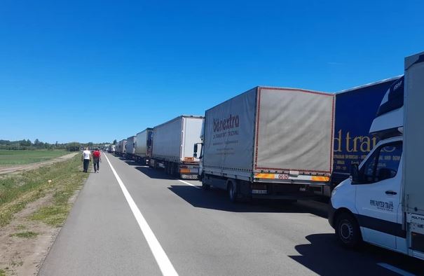 "PONESTAJE NAM HRANE I VODE" Kolona kamiona duga 20 kilometara na prelazu Kelebija, vozači umorni, ogorčeni i očajni (VIDEO)