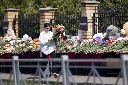 SAHRANJENE ŽRTVE PUCNJAVE Građani Kazanja se opraštaju, ostavljaju cvijeće i pale svijeće ispred škole užasa (FOTO, VIDEO)