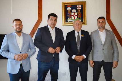 Načelnik opštine Lopare Rado Savić sastao se sa predstavnicima Udruženja “Koreni” (FOTO)