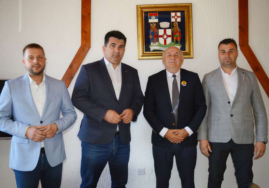 Načelnik opštine Lopare Rado Savić sastao se sa predstavnicima Udruženja “Koreni” (FOTO)