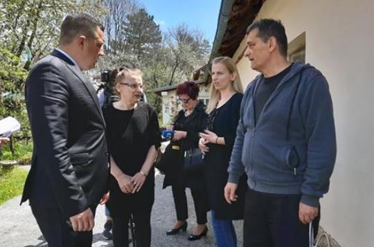 “Srpska sela su neobnovljena, bez puteva i struje” Ministar Lučić posjetio porodicu Kovačić iz Livna (FOTO)