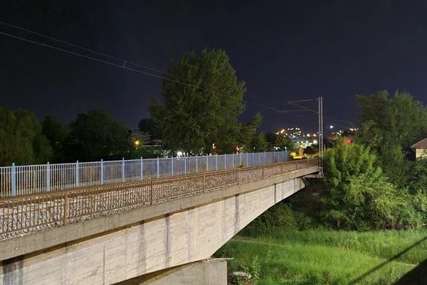 Misterija na željezničkom mostu u Čačku: Prolaznici pronašli nekoliko neobičnih tragova, istražuje se da li je neko SKOČIO U RIJEKU