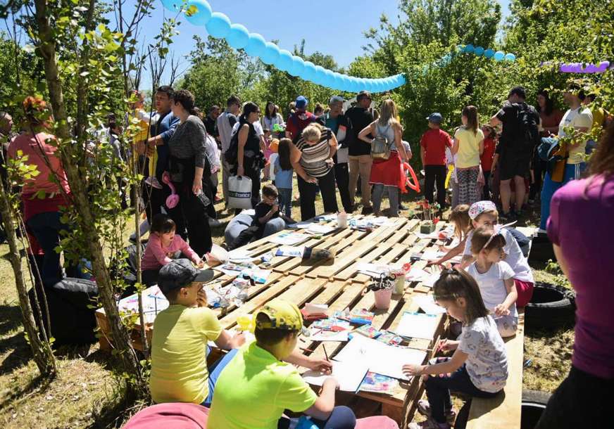Piknik na mjestu buduće ZELENE OAZE: Banjalučani umjesto na koncertima,  9. maj proslavili u prirodi (FOTO)