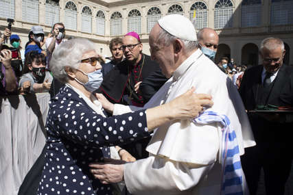 Prošla kroz logor smrti: Papa Franjo poljubio broj istetoviran na ruci žene koja je preživjela Aušvic (FOTO)