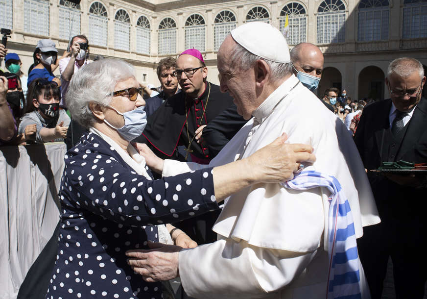 Prošla kroz logor smrti: Papa Franjo poljubio broj istetoviran na ruci žene koja je preživjela Aušvic (FOTO)