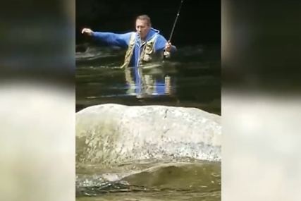 "EVO GA ODNESE VODA” Žena je snimala muža na pecanju, pa postali hit na društvenim mrežama (VIDEO)