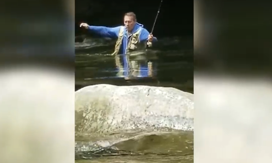 "EVO GA ODNESE VODA” Žena je snimala muža na pecanju, pa postali hit na društvenim mrežama (VIDEO)